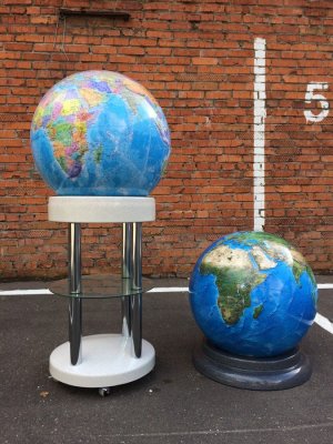 Политический глобус Земли на напольной подставке с полкой, d=64 см