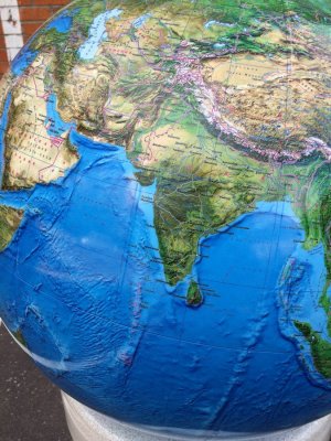 Физический глобус Земли "Вид из Космоса" на напольной подставке с полкой, d=64 см