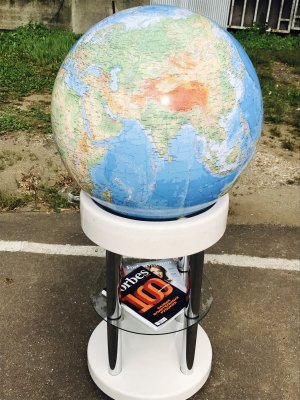 Физический глобус Земли на напольной подставке с полкой, d=64 см