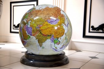 Политический глобус Земли "Антик" в стиле ретро на настольной подставке, d=64 см