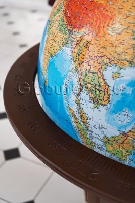 Физический глобус Земли на подставке из дерева, d=95 см (на английском языке)