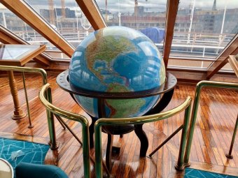 Физический глобус Земли на резной подставке из дерева VIPGlobus d=95 см