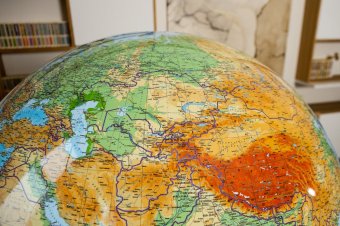 Глобус физический VIP на напольной резной подставке из дуба d=95 см