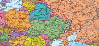 Политический глобус Земли на подставке из дерева, d=64 см